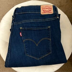 Levi’s women’s 314 Shaping Straight jeans in size 34 waist